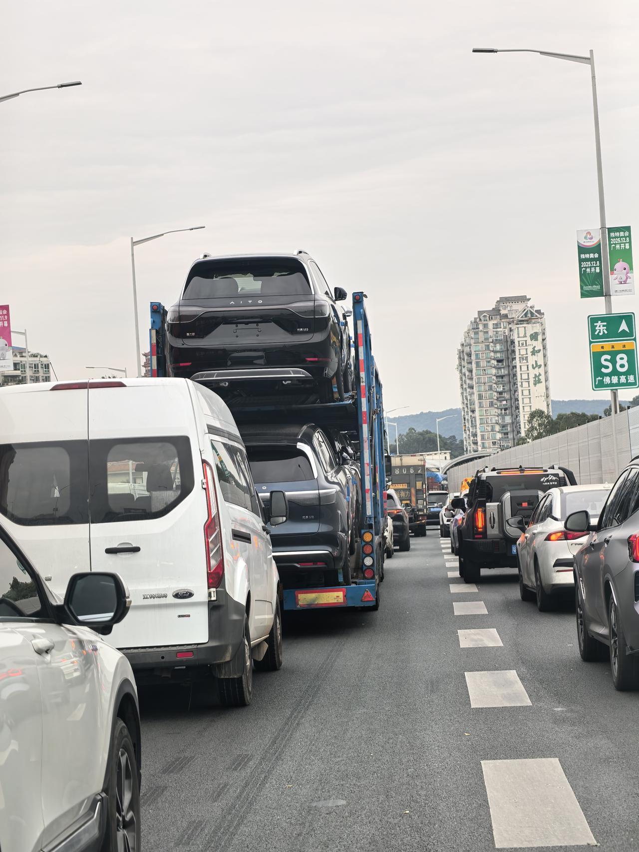 开着问界M9偶遇一车M9，这车后劲也太足了，到现在销量依旧稳的一批，这可是50万
