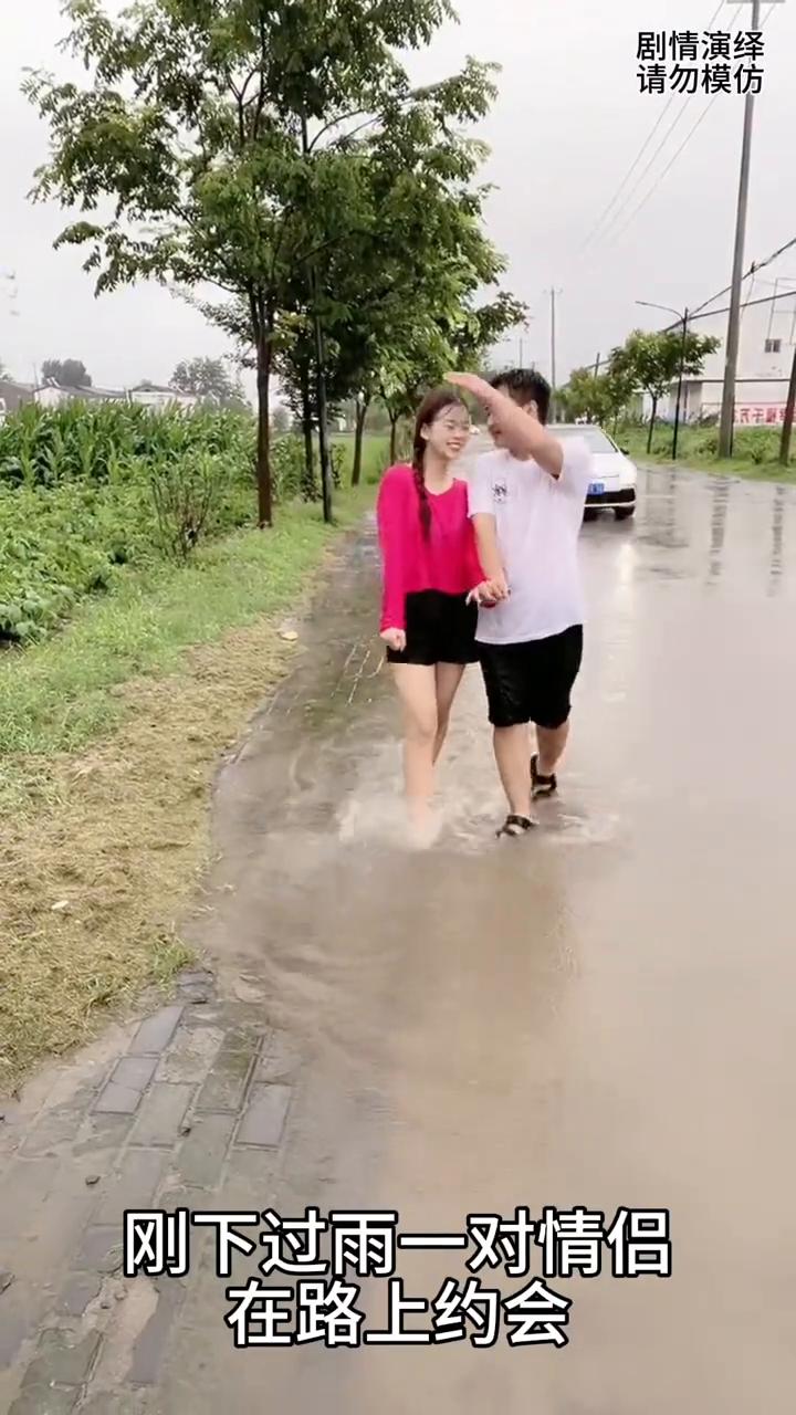 情侣约会被路上的车子溅了一身水，这一幕真的太搞笑了。
刚下过雨，一对情侣在路上约