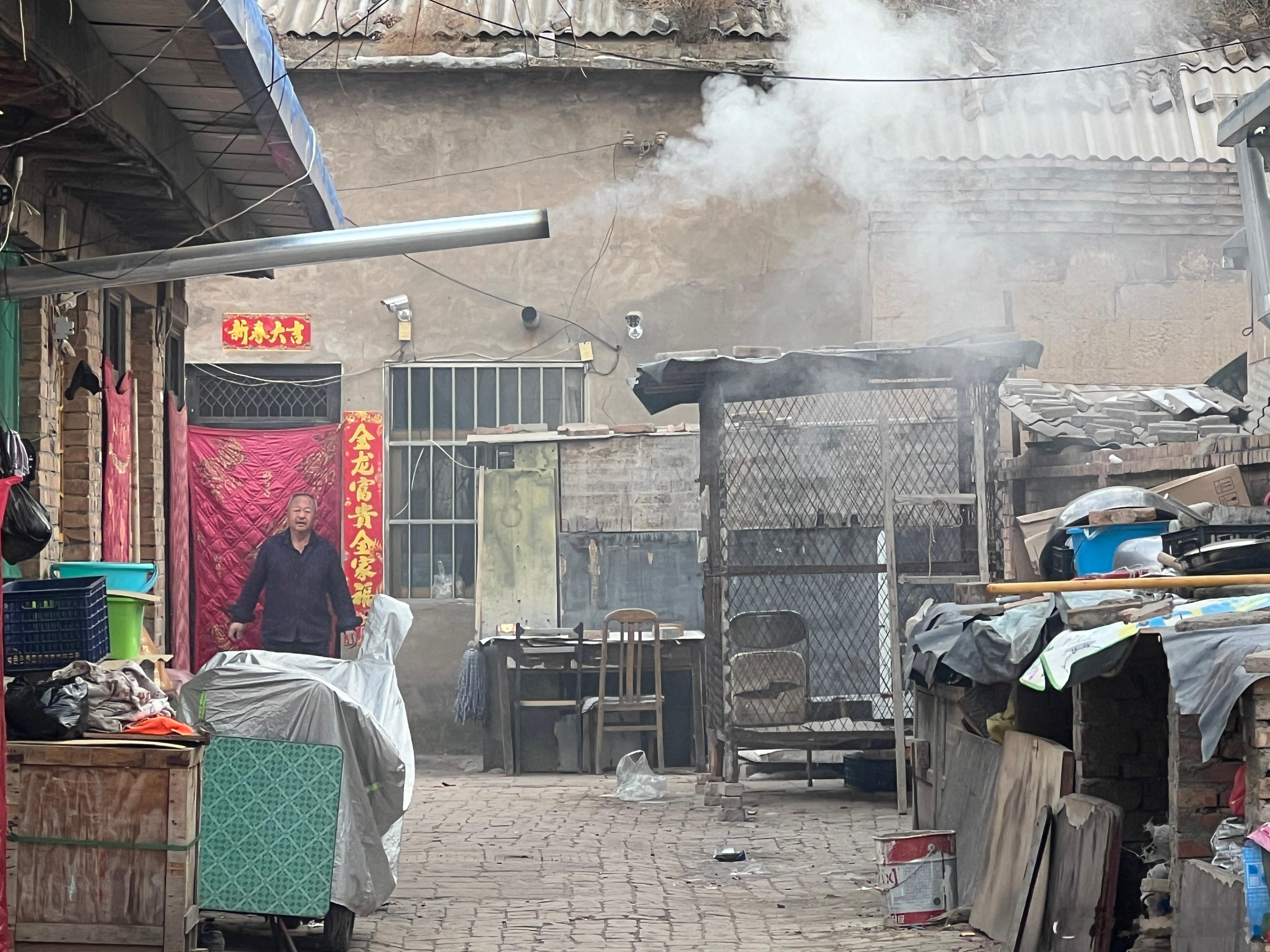 乡里的孩子们周末要去县城打联赛，早早在学校集合坐长途车，这是他们每周最快乐的时光