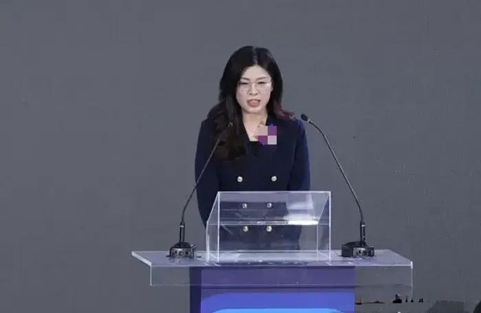 看了郑丽文的多场演讲、采访、辩论，一句话总结她的主张，就是回到九二共识。但是也只