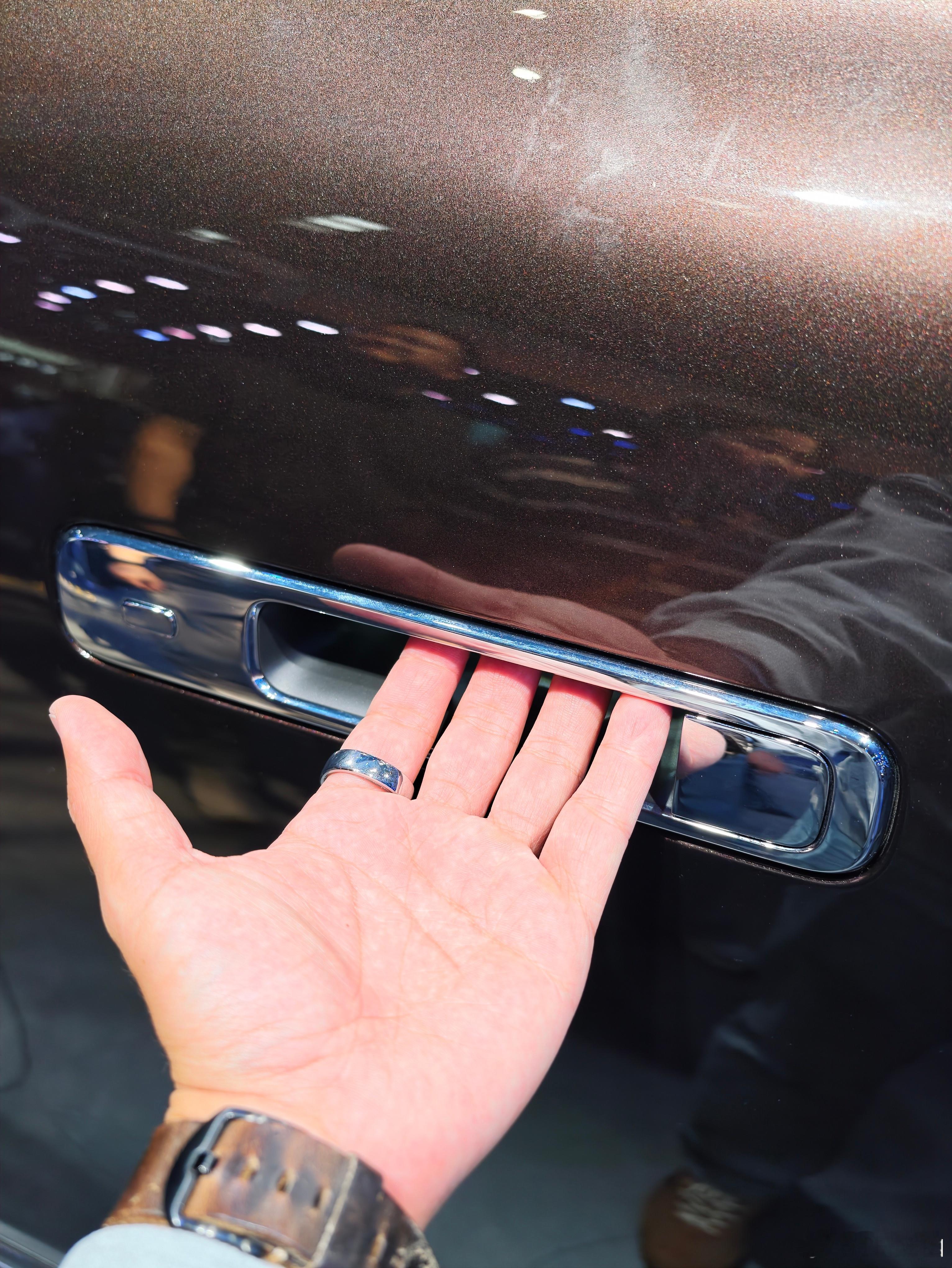 突然想到一个问题！最近发小鹏GX和蔚来ES9总有人在说隐藏式门把手的问题，搞得好