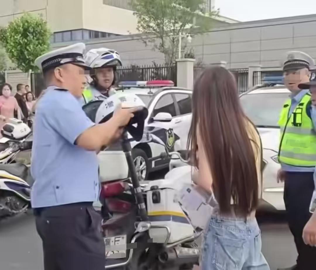 刚刷到一个美女披肩黑长直发，上身穿的小背心也仅仅能盖住肚脐眼，搭配宽宽大大的牛仔