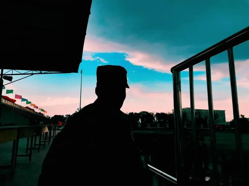 兄弟们，你们还记得脱下军装那天吗？全连在操场站得笔直，风吹得人脸发凉。我把肩章、