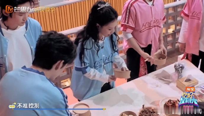 万妮达万妮达 我在戒碳水你好星期六救命！万妮达看到美食的样子，像极了我减肥时的挣