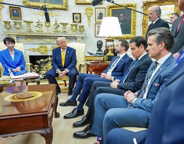 太尴尬了！日本记者惹麻烦，高市早苗当场沉默不语。高市早苗在与特朗普会晤期间，有日