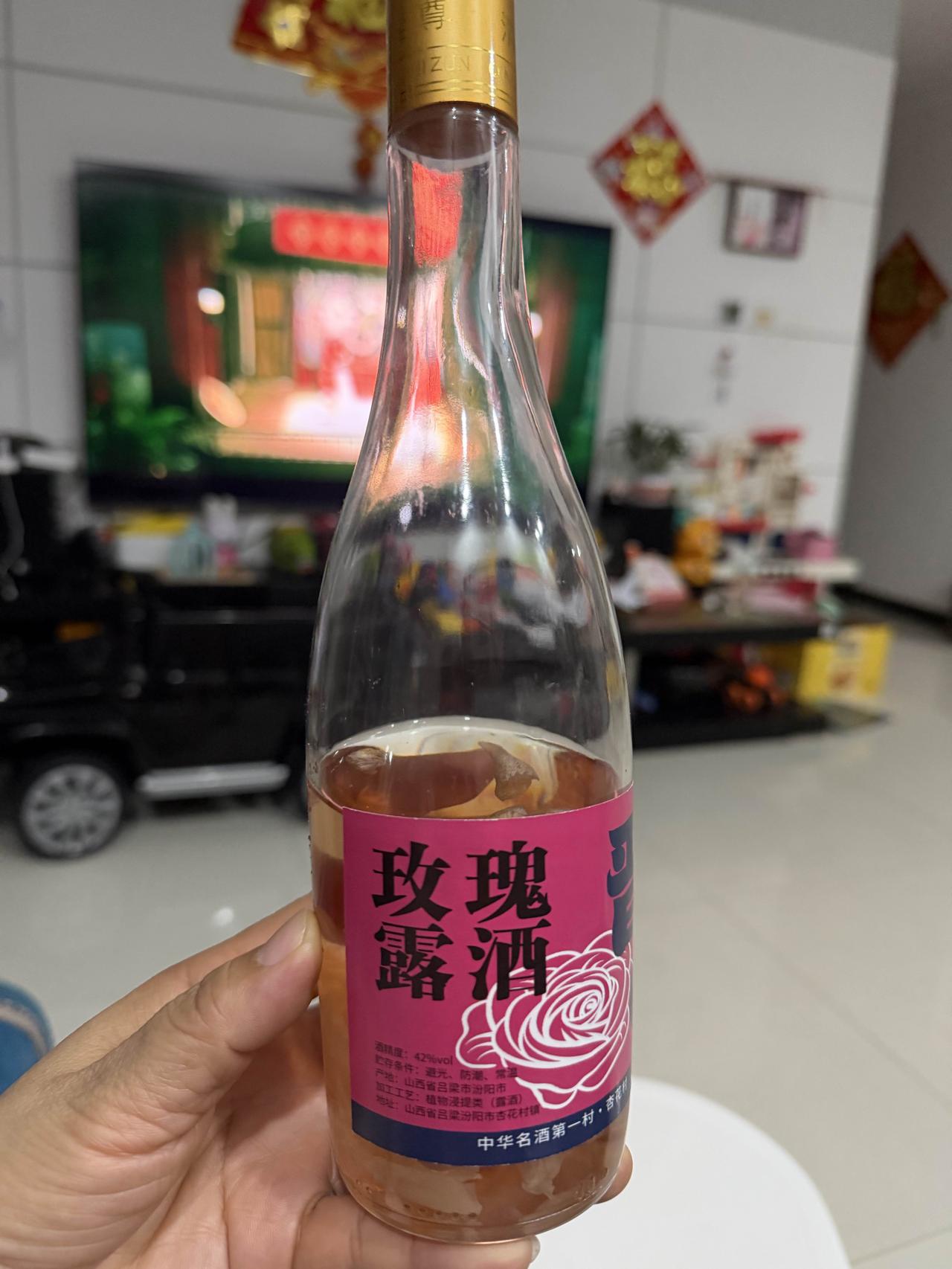 你说今天我这生日过得是个啥滋味啊？自己一个人在家自斟自饮，我是哭呢还是笑呢？
腊