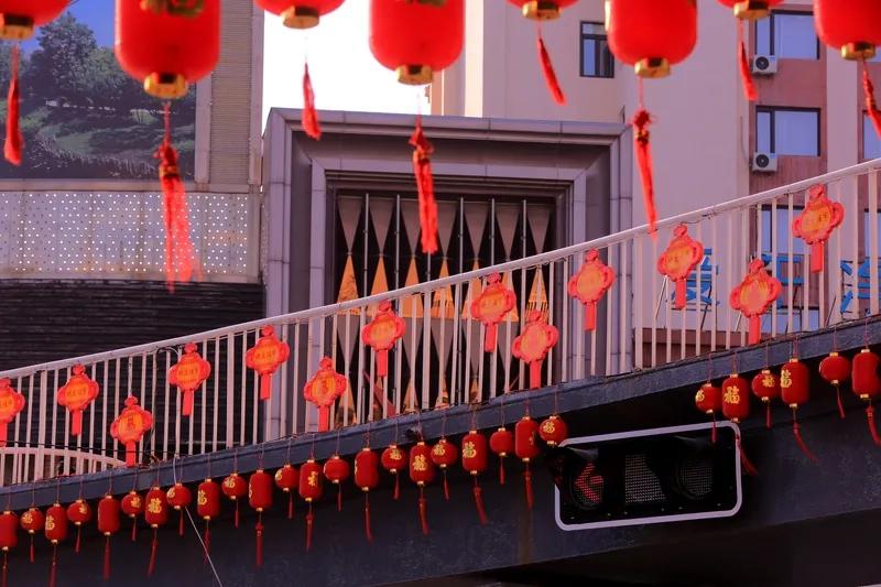 岁末山村迎景新
文/冰笑

岁末节近美山村， 
寒枝欲暖待新春。 
蛇行瑞气祥光