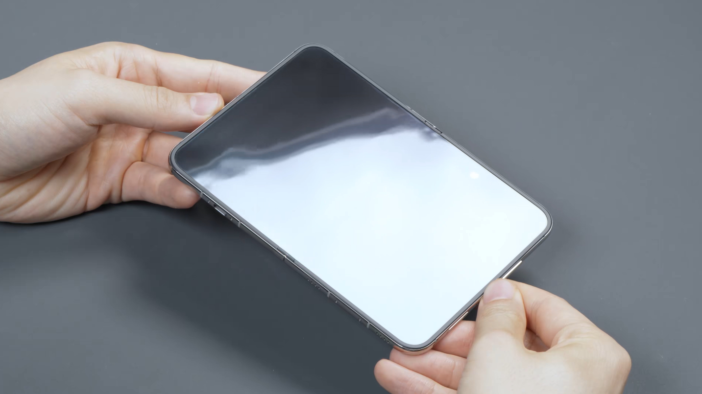 iPhoneDuo内屏膜更换需付费 iPhone Duo自带出厂膜纯粹就是一块遮