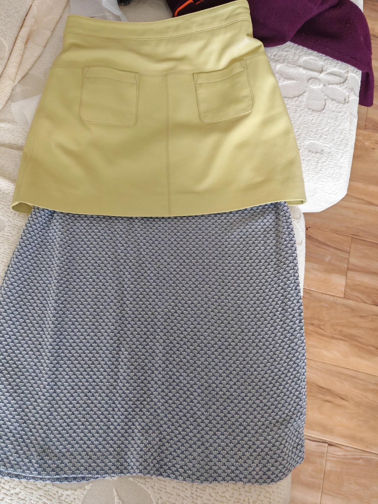 春日生活打卡季这条淡绿色皮裙太短了，实在穿不出去，我想到两种穿搭，一是外面穿大衣