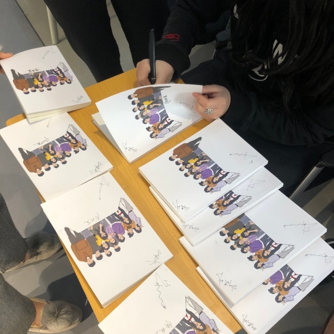 只见过图1，翻同学微博才发现还印出来当班册了还有老鹅签名出没 