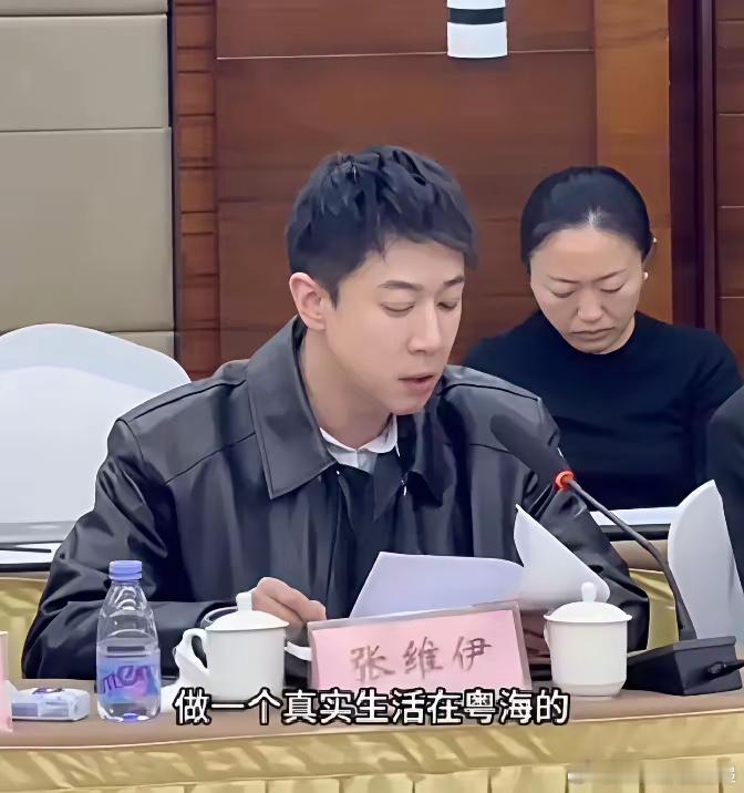 1月29日，《小城大事》研讨会现场，张维伊换下剧里钱昌远那头标志性的长刘海，穿上