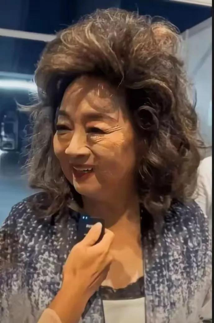 曾经的绝世美颜
也败给了岁月，
她的《明月千里寄相思》
        《顺流逆