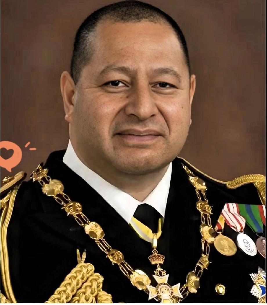 看汤加访华新闻后，
有个有趣构想：
召集万位志同道合的朋友，
每人出资一万共筹一