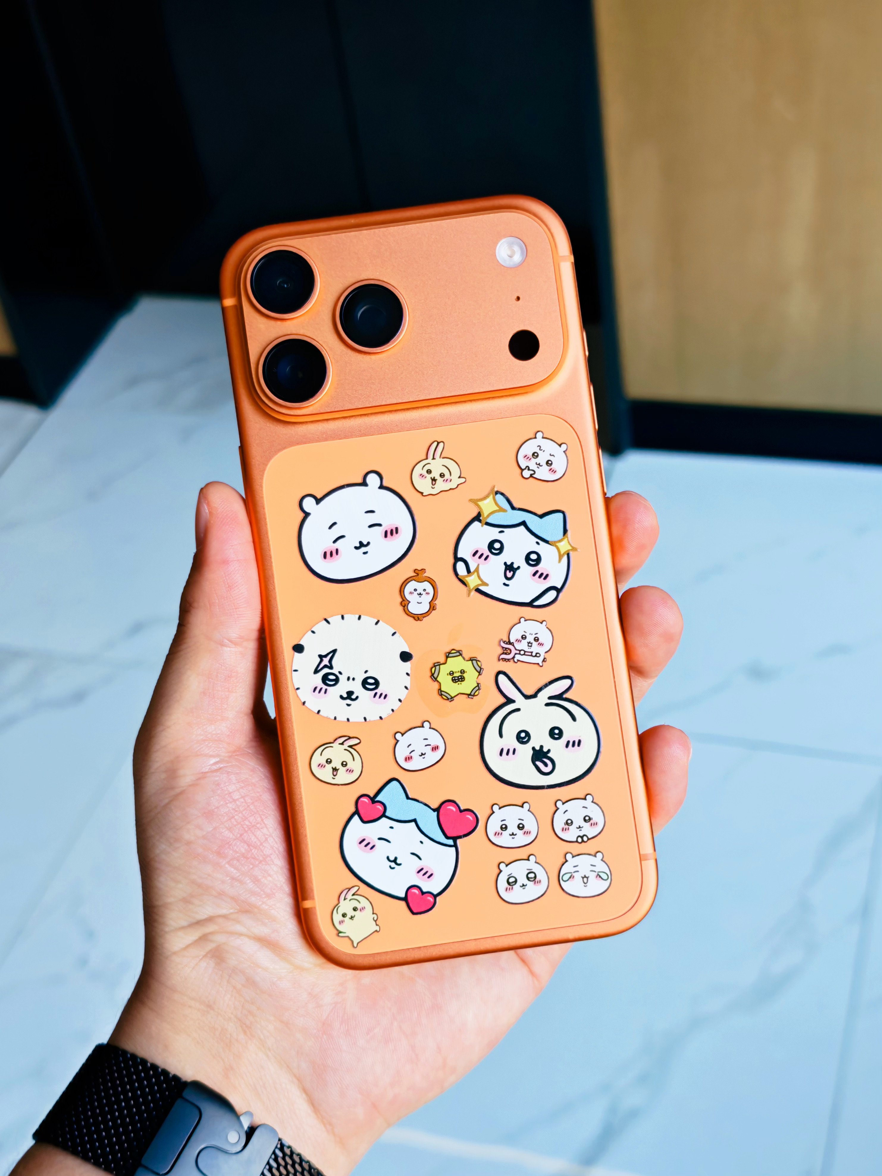 女朋友给手机贴了新贴纸，好像换了新手机一样，可爱提示一下大家，iPhone 17