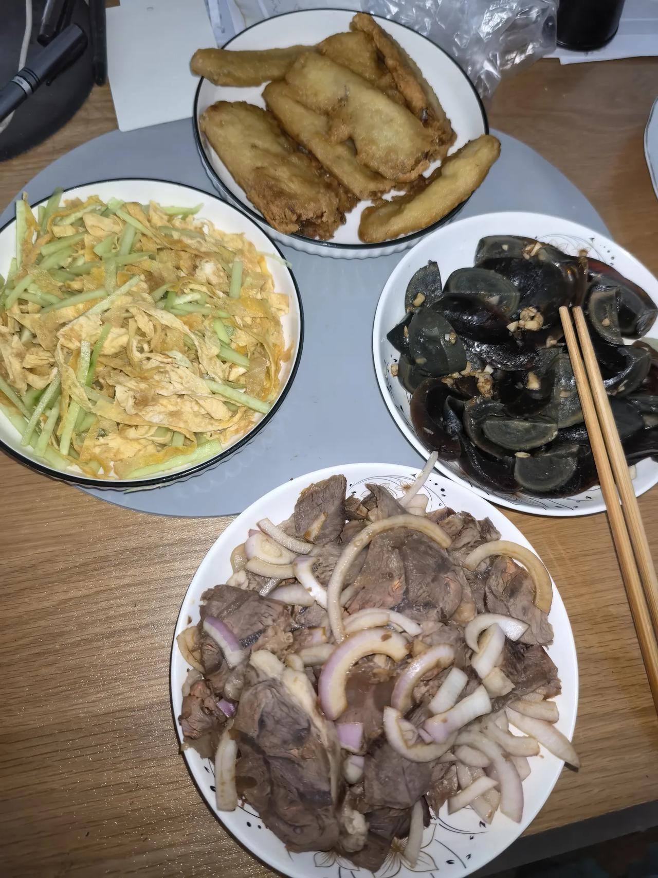 “末伏吃啥有讲究” 也不管那么多了，
今天有亲戚来，我们就这样吃吧，主食是饺子。