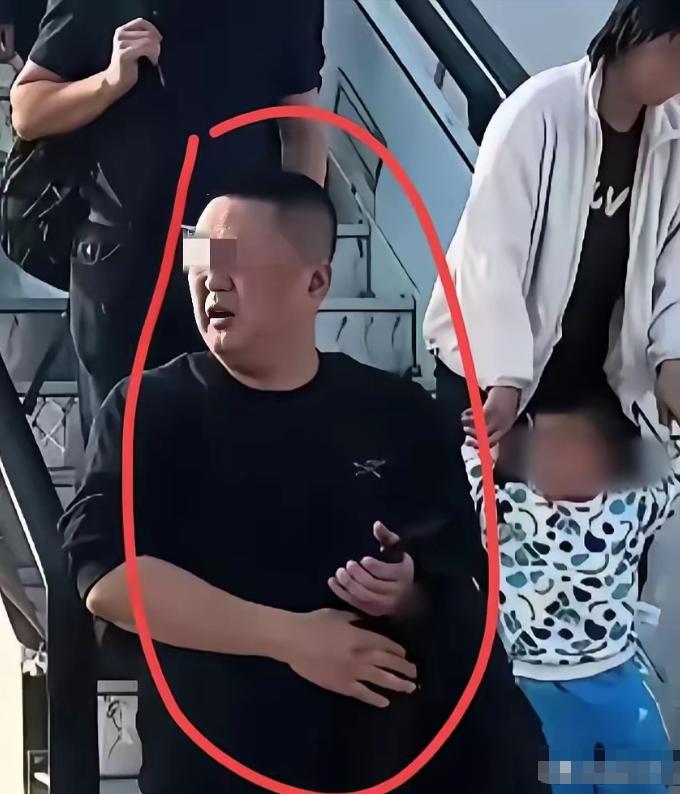 一看就不是善茬！网上传出东航航班上逼空姐下跪的欧某某，原来是这么一个看着普通的乘
