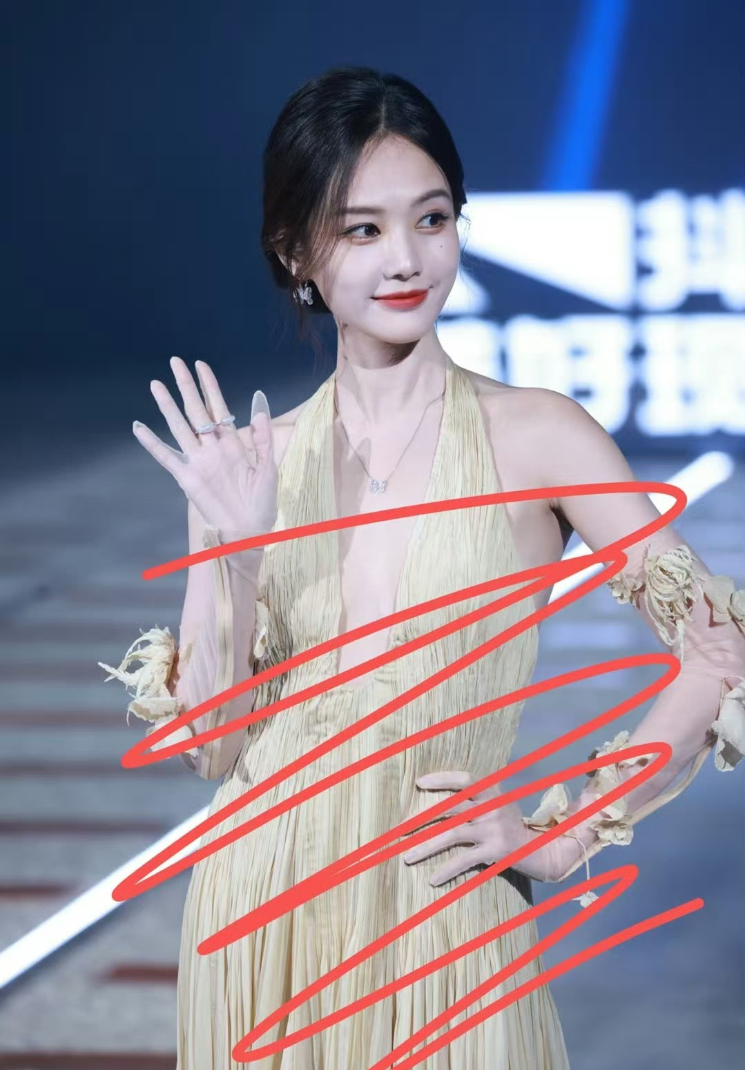 李一桐费加罗红毯生图，太美啦姐姐[打call][送花花]#李一桐粉色高定# ​​