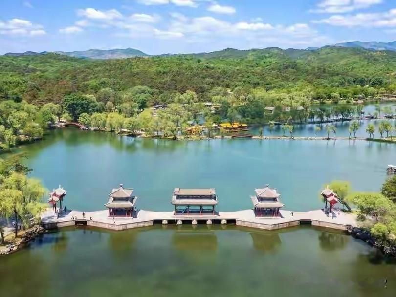 夏日避暑指南 夏日避暑，承德绝对是好去处。承德有誉满世界的避暑山庄，它可是清代皇