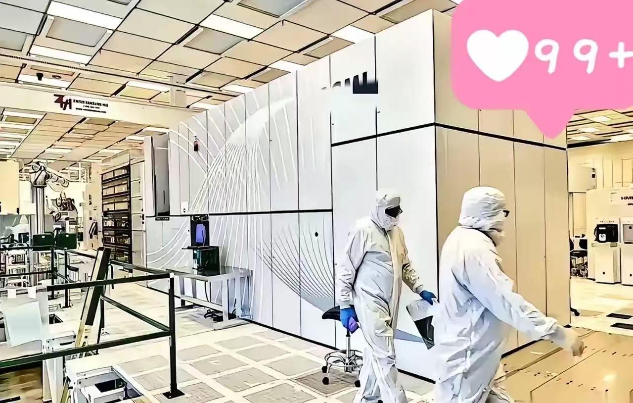 光刻机巨头阿斯麦，出大事了。荷兰总部，上千名工程师午饭时间直接撂下餐盘，把公司大