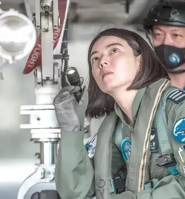 台专家蔡正元i在节目中发言：台湾省一空军战机女飞行员曾放狠话说，“只要长官一下命