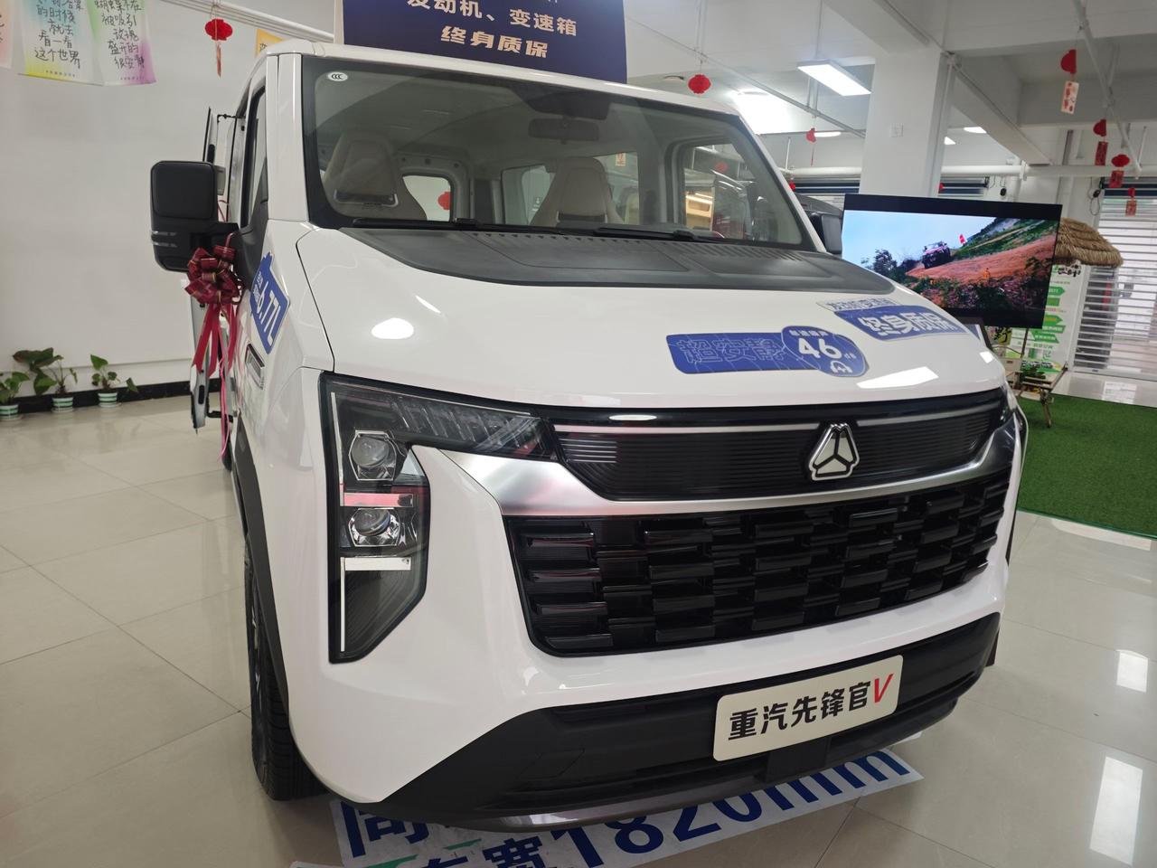 这款中国重汽先锋官V的外观是方盒子造型的，我比较喜欢，看起来有一种房车的感觉，远