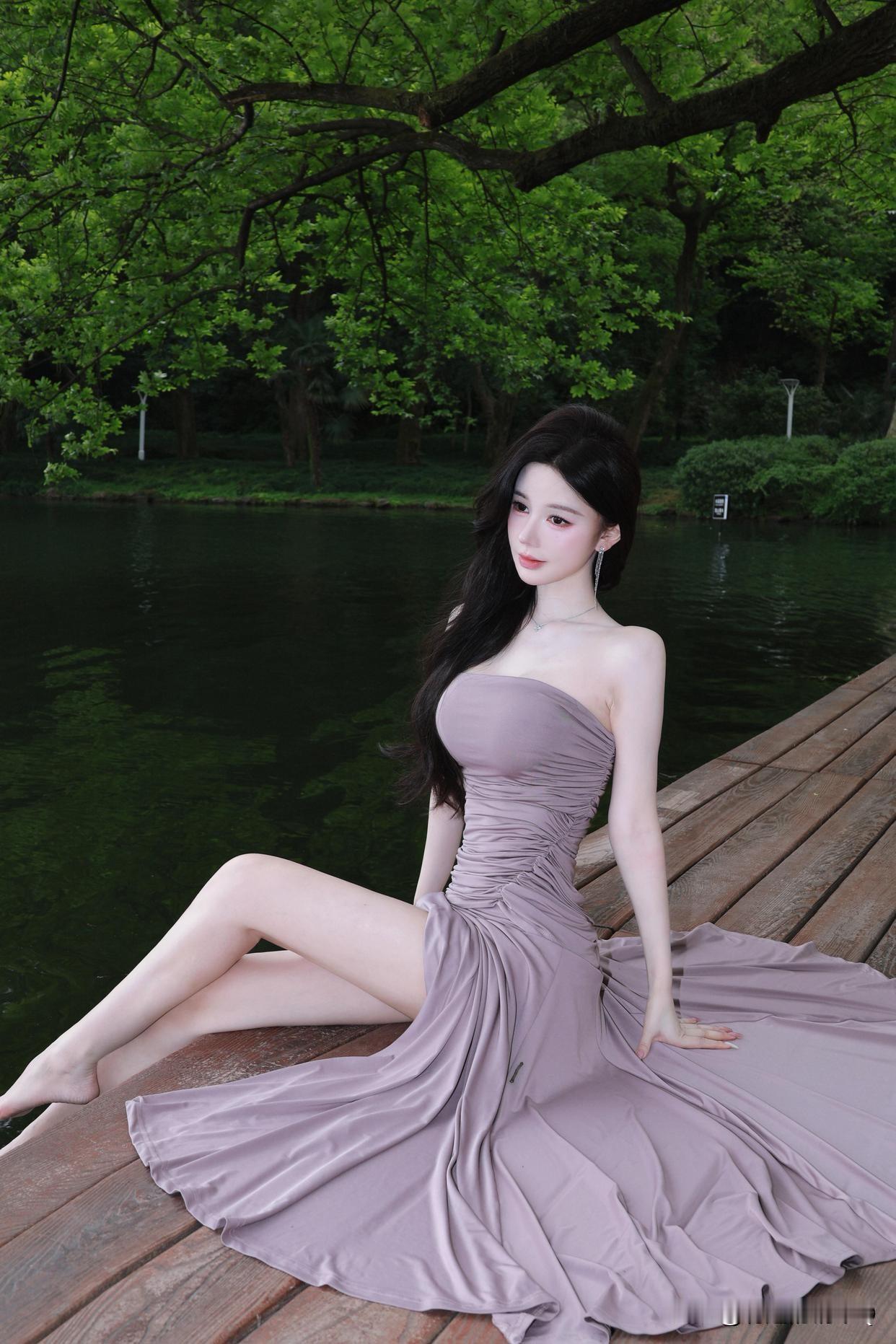 青水漾漾
树影摇碎了温柔的光

一身柔紫
在木栈道上舒展
是江南湖畔独有的松弛与