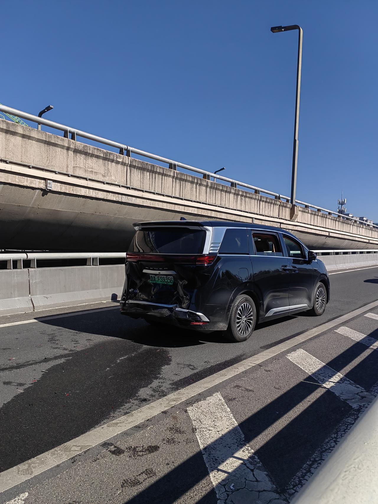 南中环桥西，从西往东引桥，发生车祸，三车相撞，两辆已靠边，一辆电动车卡路中央，堵