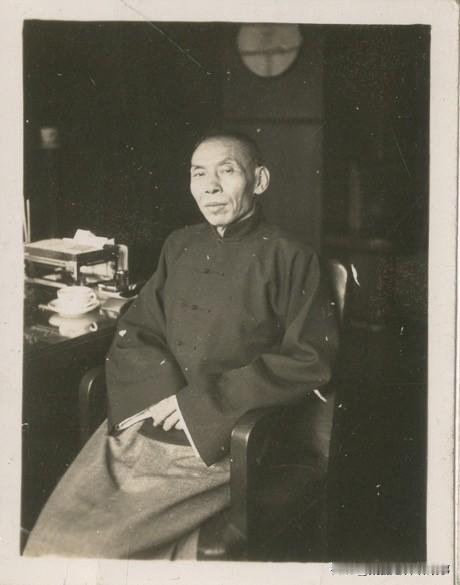 张作霖Vs杜月笙谁更牛张作霖很明显比杜月笙要厉害多了，张作霖他手上有军队，东北三