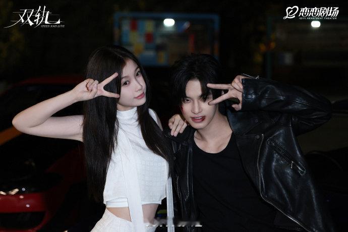 虞书欣何与情侣拍照模版 何与嘴角比AK还难压 虞书欣何与情侣拍照模版，何与嘴角比