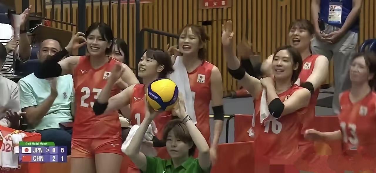 从10:2领先到惨遭逆转！日本女排狂喜变死寂，中国女排绝境封神
 
日本女排彻底