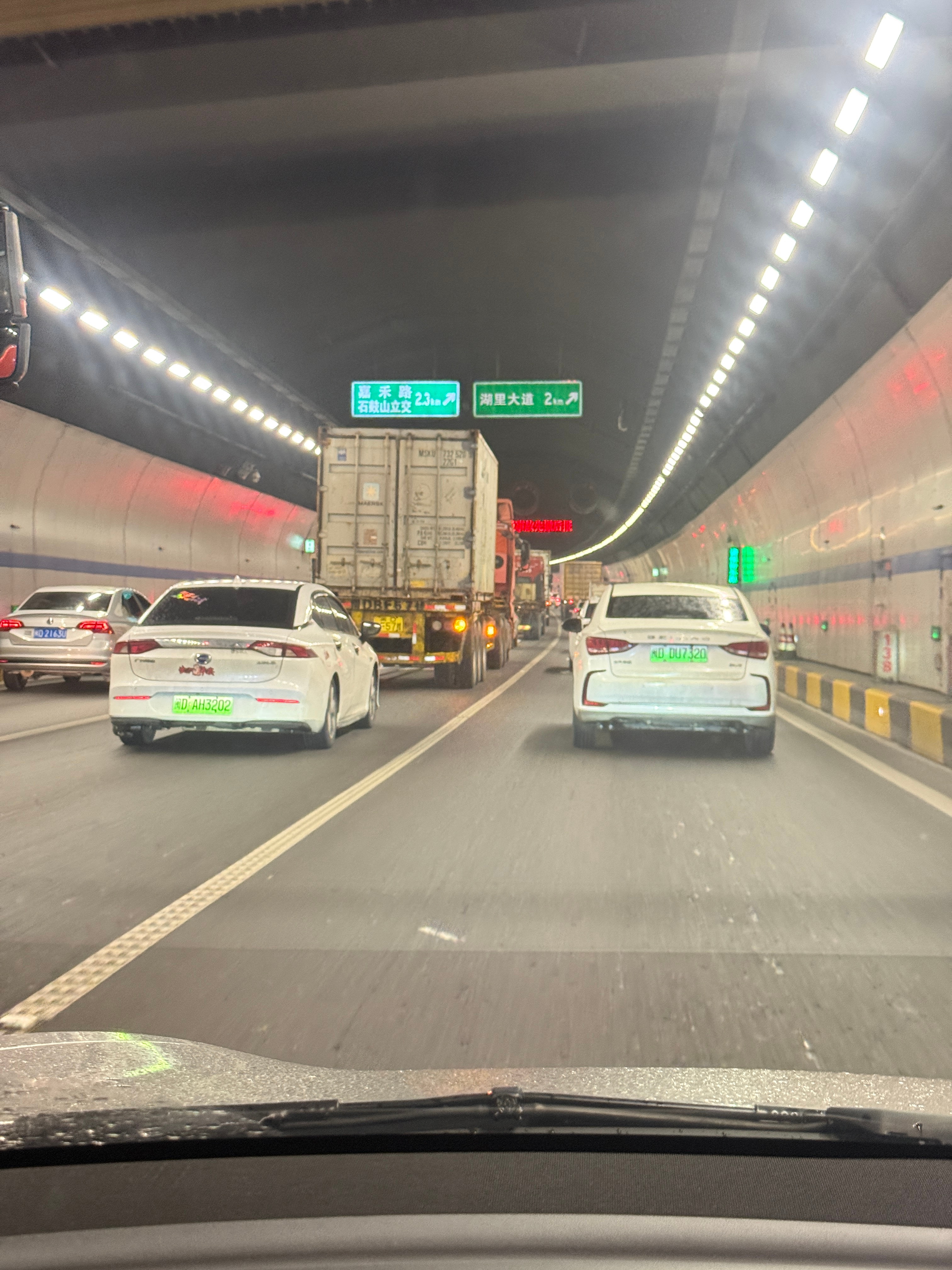 每次走海底隧道总是很排斥，都是大货车通行的多，事故率高，而且整个隧道很闭塞压抑，