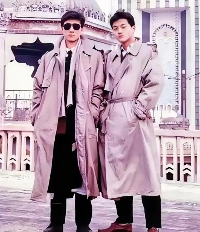 李亚鹏年轻时与哥哥李亚炜的同框旧照中，兄弟二人身穿风衣，身形挺拔、颜值出众。李亚