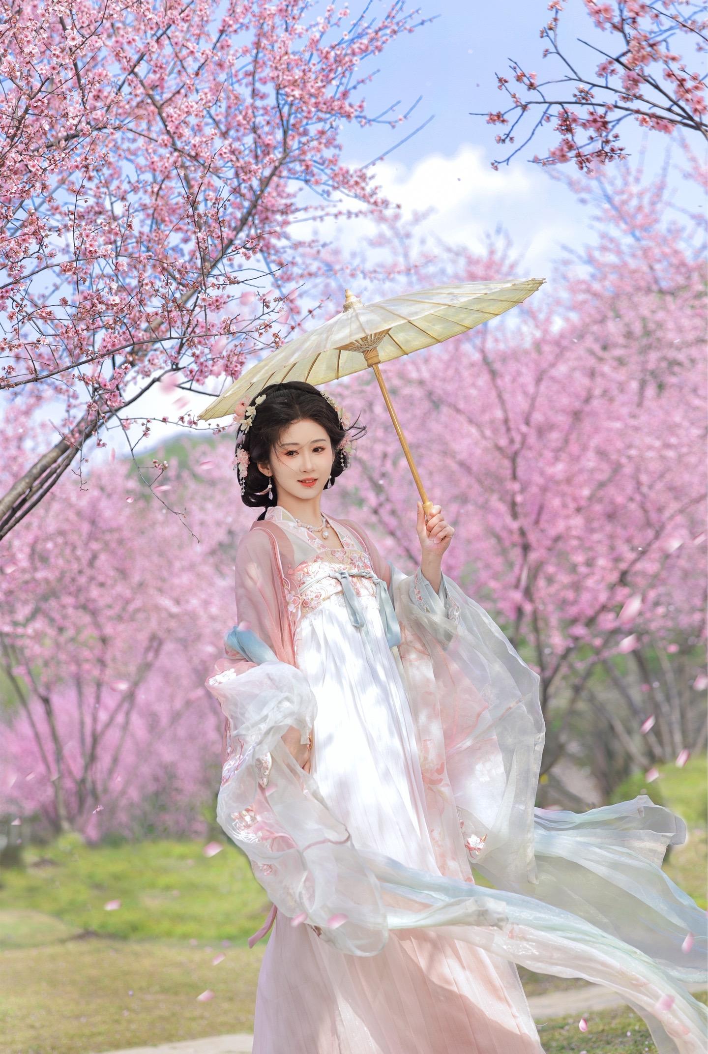 待春和景明……美人梅和汉服也太搭了～春天穿汉服去赏花呀