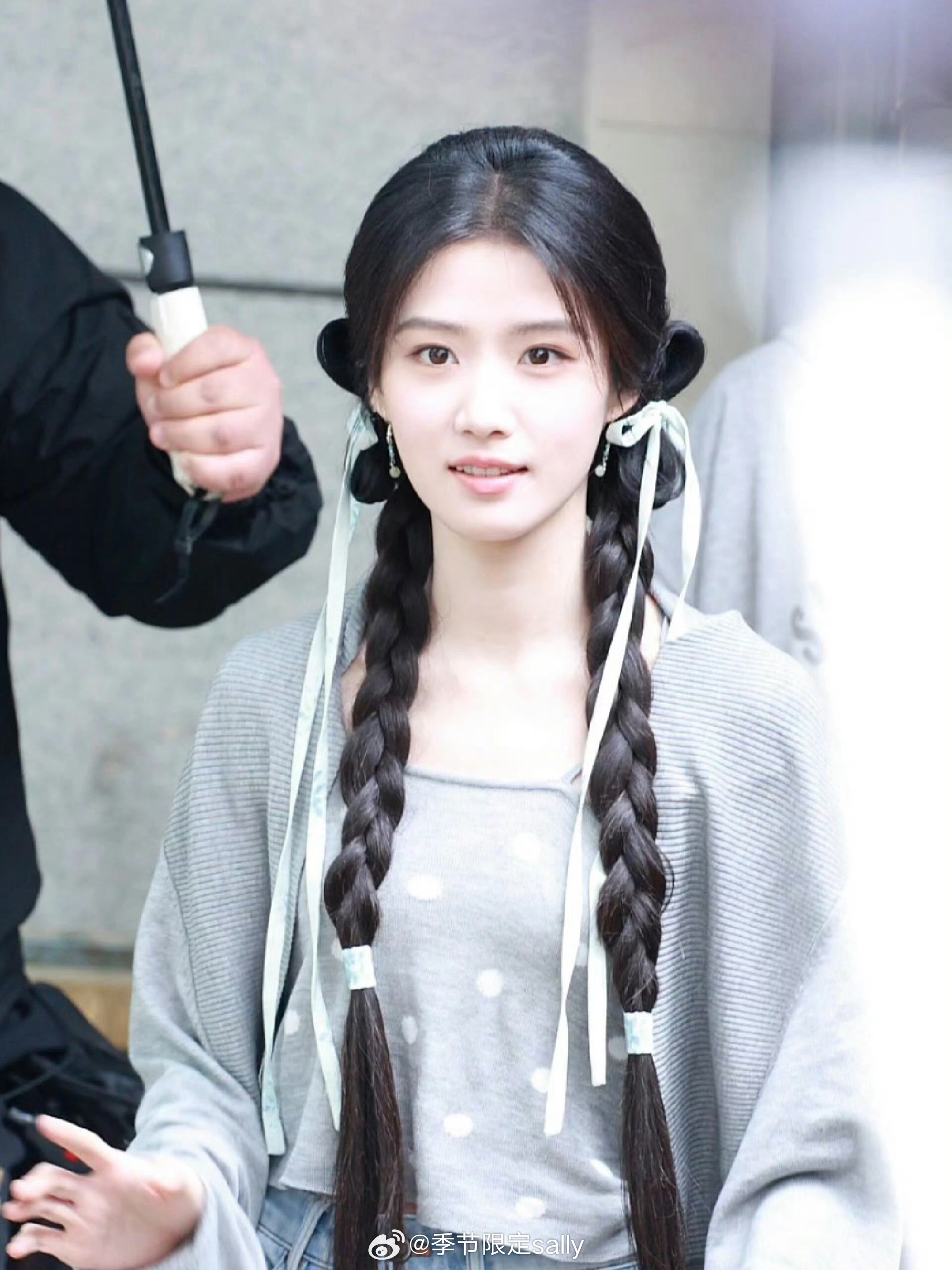 卢昱晓《何不同舟渡》出妆路透今日份南衣新造型双麻花辫