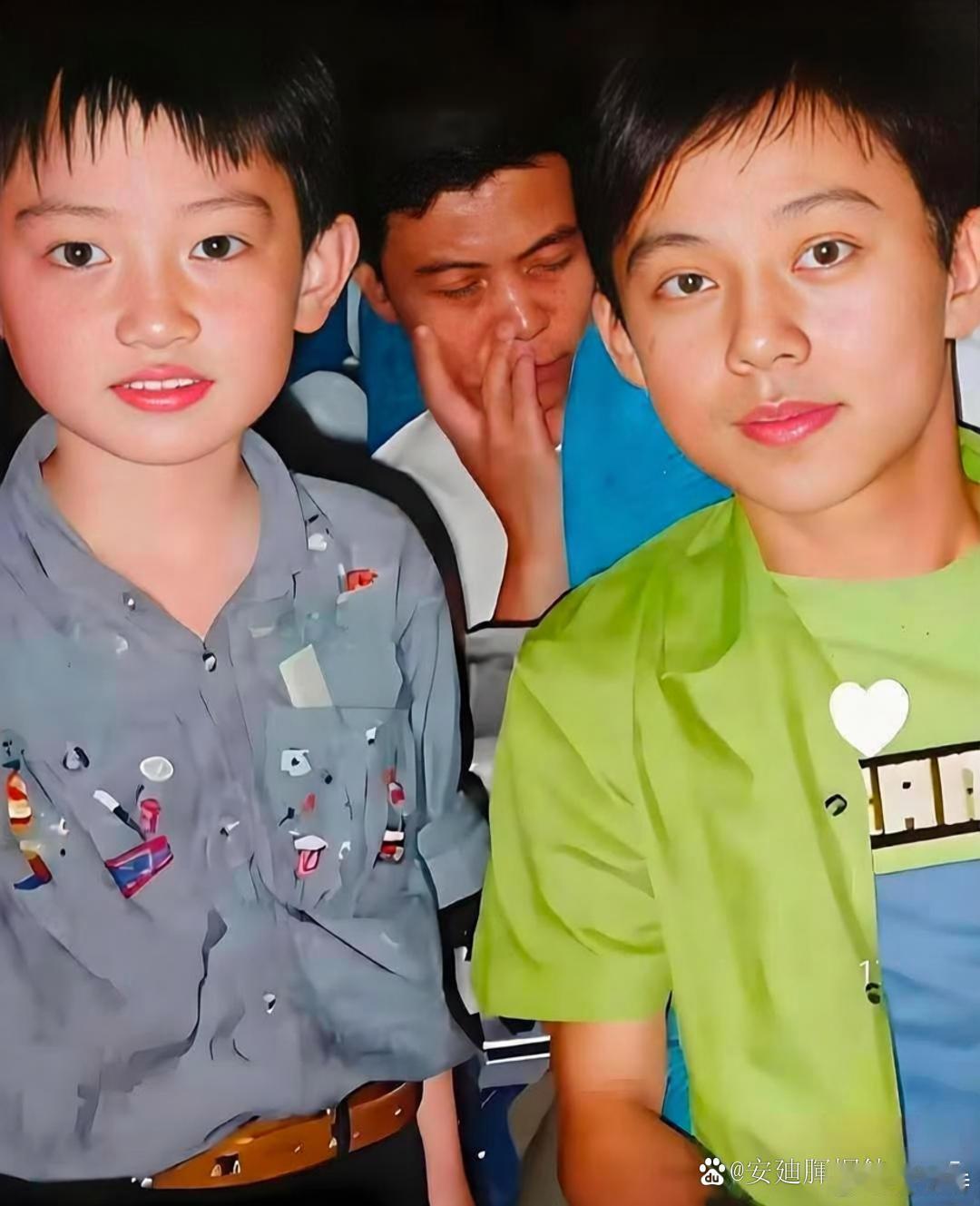 1997年，何炅在飞机上和邻座小男孩随手拍了张合影，这照片堪称娱乐圈"最意外预言