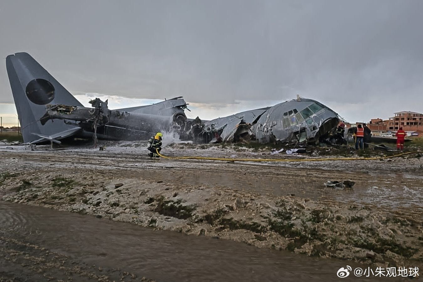 玻利维亚空军一架 C-130H运输27日晚在拉巴斯埃尔阿尔托国际机场外的一条主干