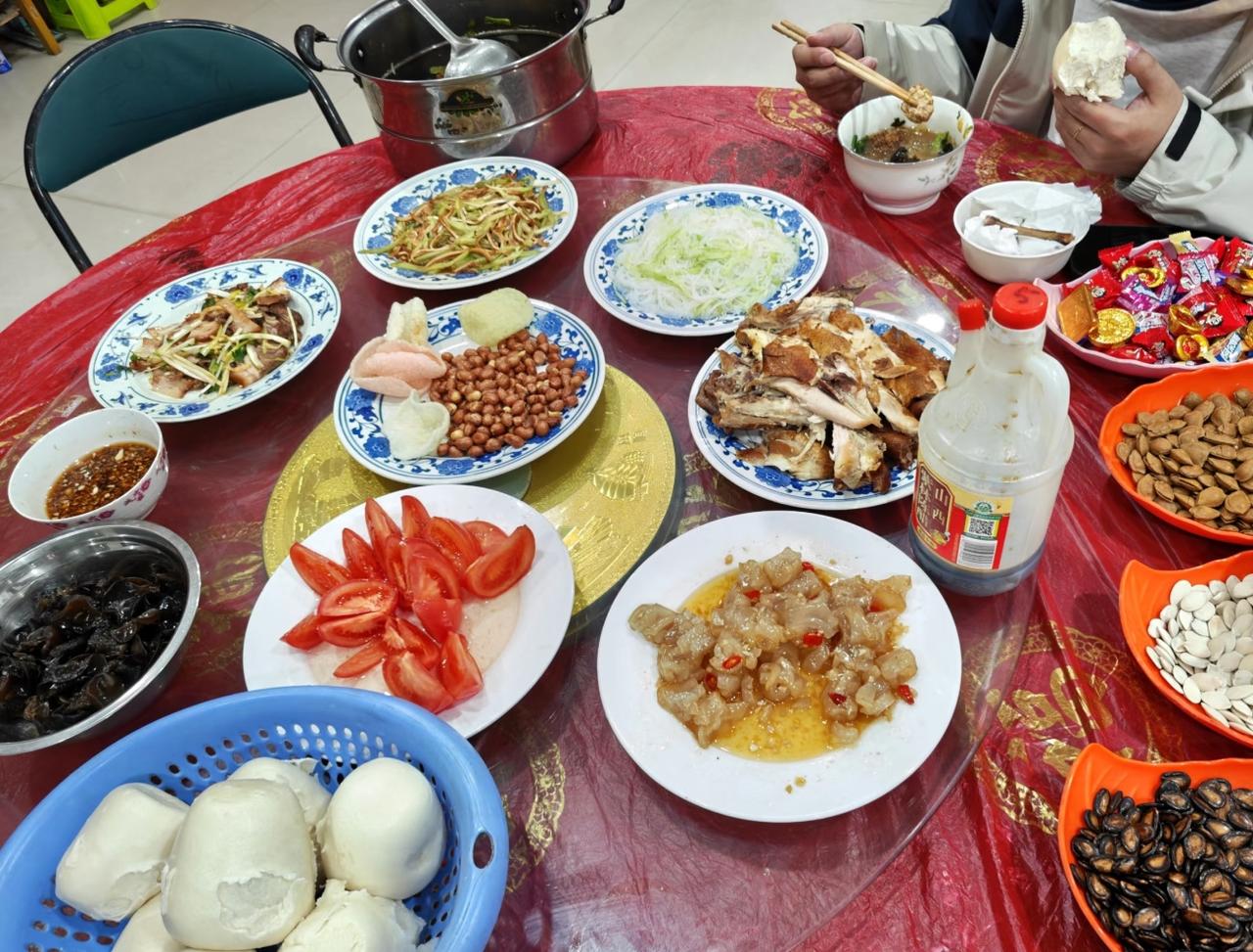 刚刚跟老公大吵了一架，他气得摔门而去。
就因为我说了句 ，明年过年，亲戚一个也别