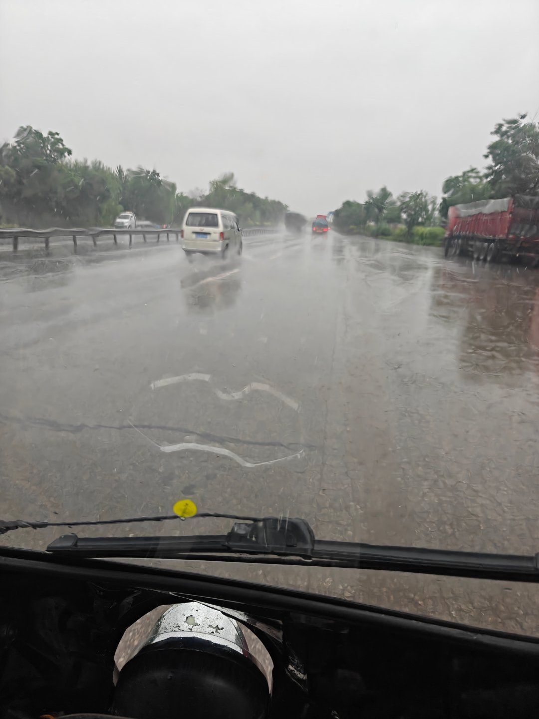 兄弟们，我太难了。下大雨，桥洞涨水过不来，还得绕国道上。 