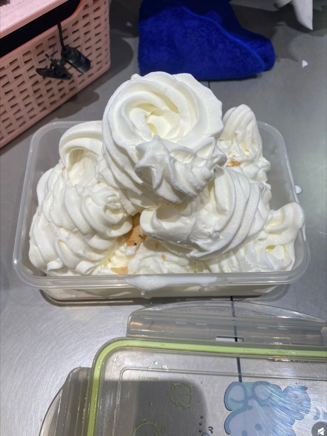 立秋后冰淇淋机冒烟了 立秋后的第一份“惊喜”是冰淇淋机给的！突然冒烟，不知道是累