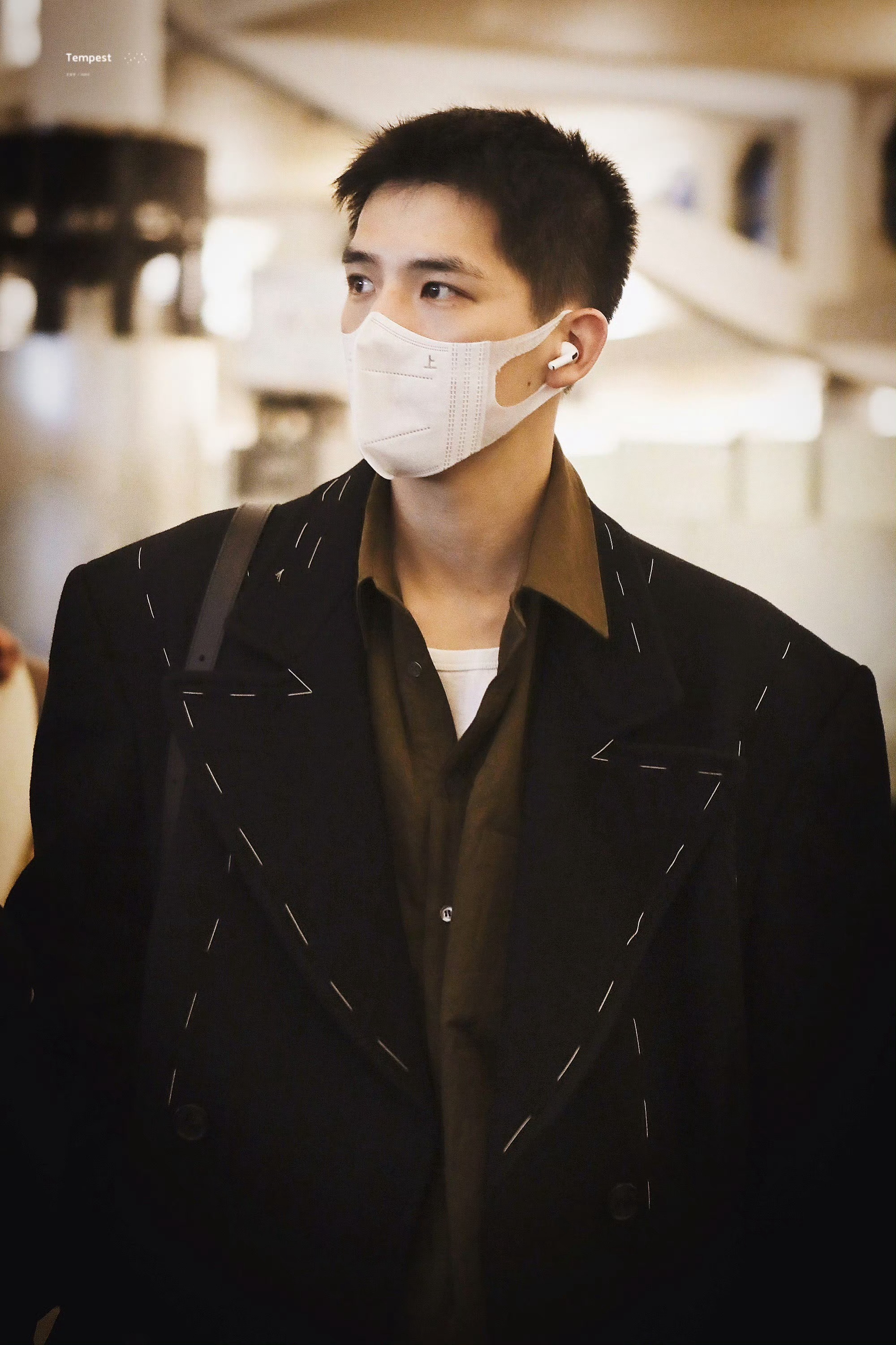 准备肩膀上一边坐一个人。 ​​​