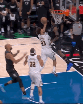 看着都疼！华子落地后不稳，左腿过度伸展，现已退出比赛。
坏消息接踵而至，刚刚，迪