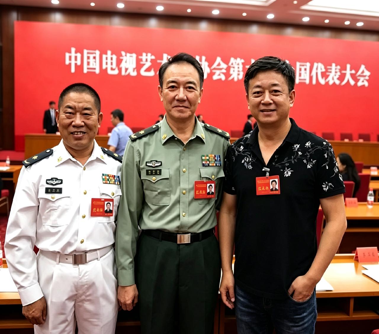 刷到这张老照片，杜旭东、李幼斌、朱军凑一块了。一个专演坏蛋，一个演活了李云龙，一