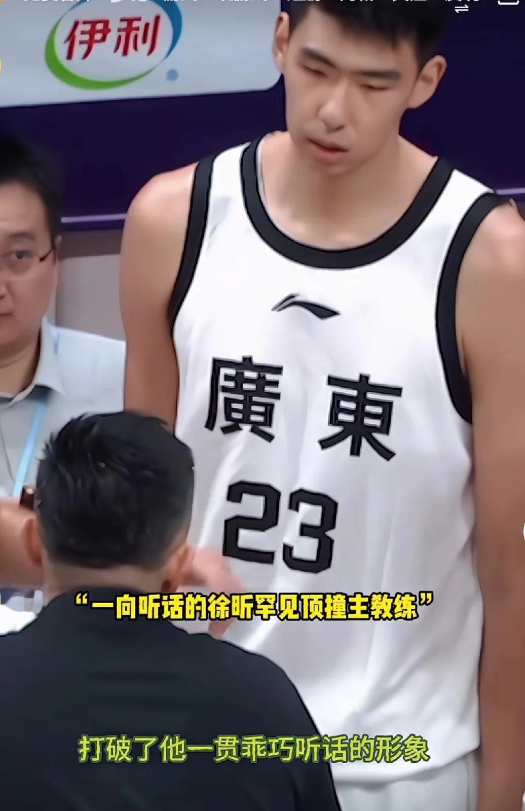 今天多次刷到一个视频，说的是广东宏远男篮队员徐昕与主教练杜锋发生矛盾，徐昕顶撞了