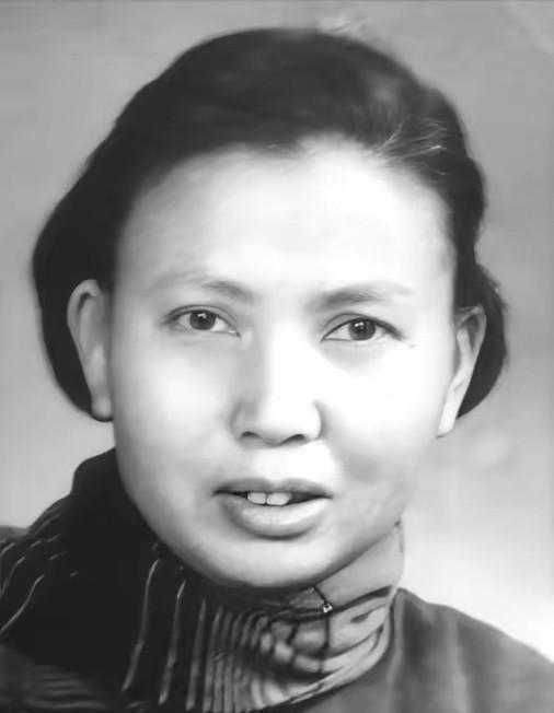 1941年，21岁的女战士莫林被活埋前，敌人竟突然问：“你认识莫林吗？”，莫林一
