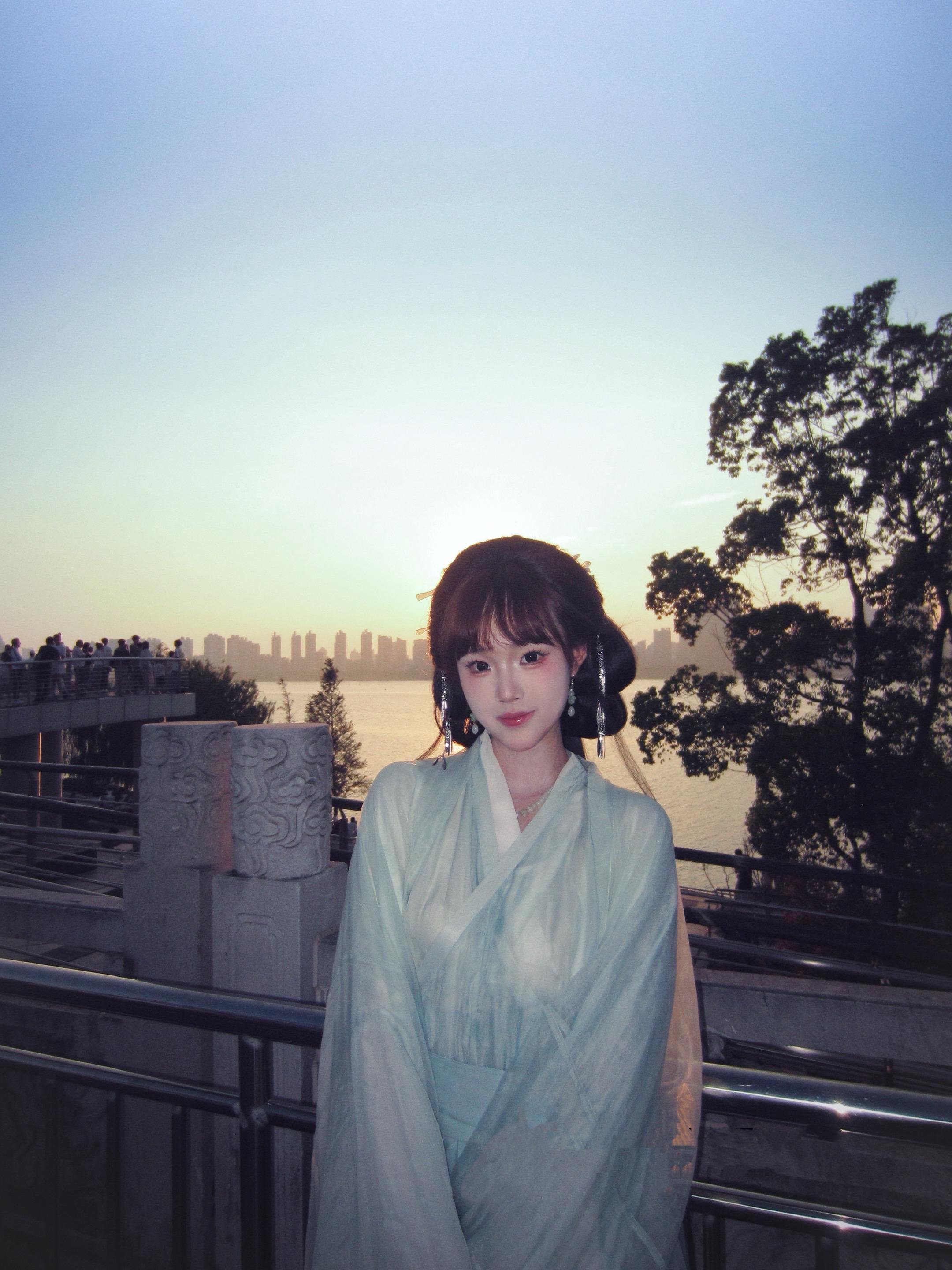 “你睁开眼看看 我不信你两眼空空”