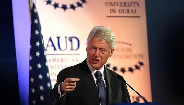 美国前总统克林顿亲口承认：当初拉着中国进入世贸组织，原本是想借机来锁住，谁料，中