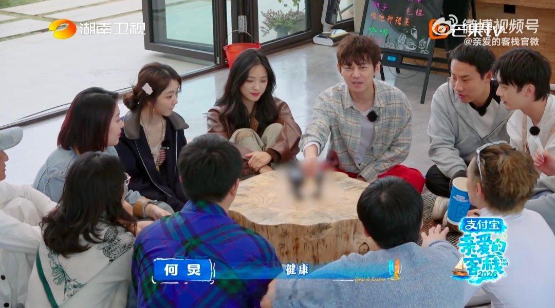 终于有人替我跟何老师说出心里话全世界都希望何老师身体健康亲爱的客栈幸福牌游戏直击