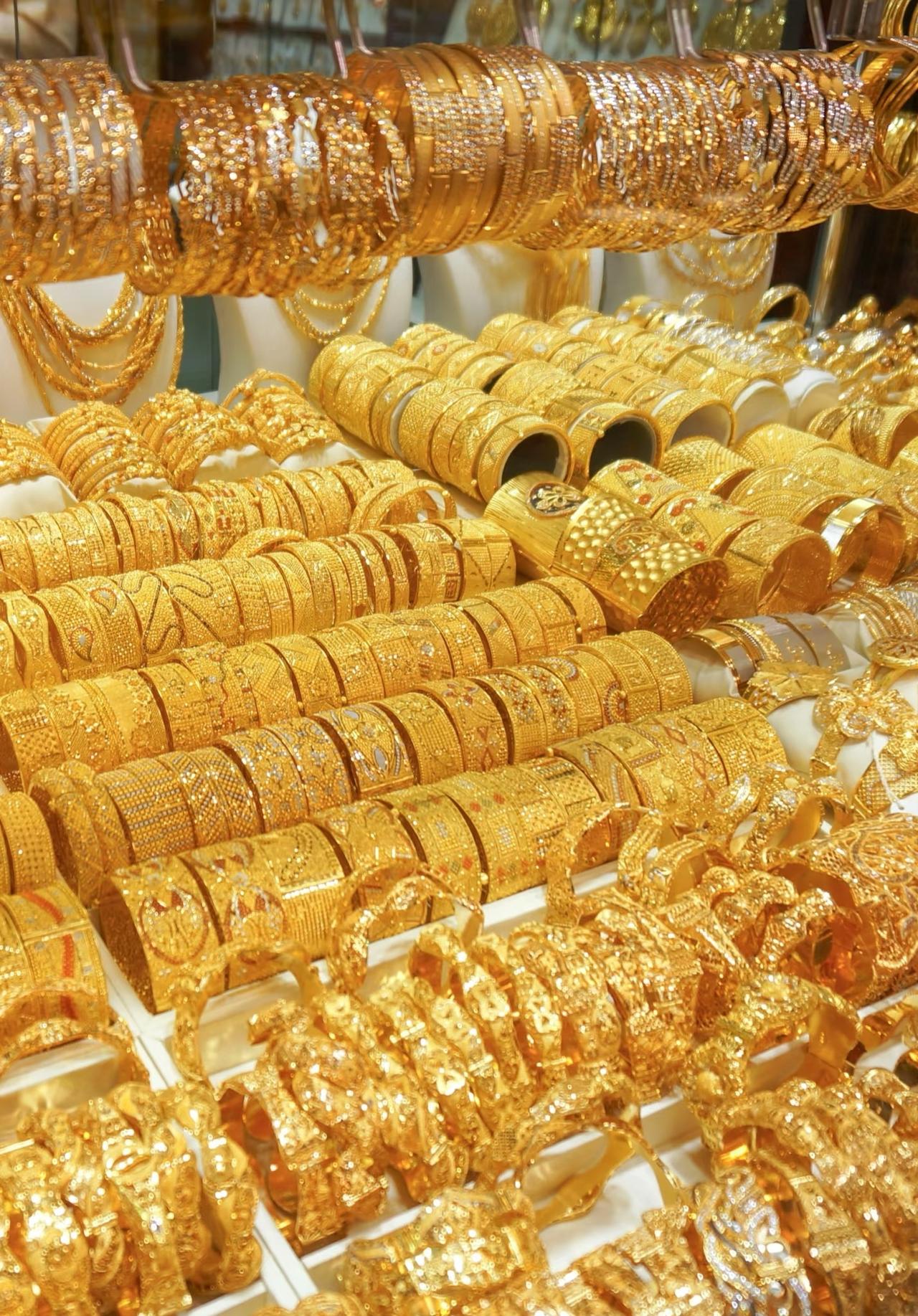 黄金暴涨的背后，
是美国收割全世界的惊天大局。
按照现在的形势继续下去，黄金应该
