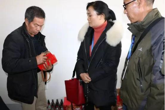 心寒！河南表叔年底办乔迁酒，大摆酒席，共35桌，每桌标配白酒2瓶15道菜，开开心