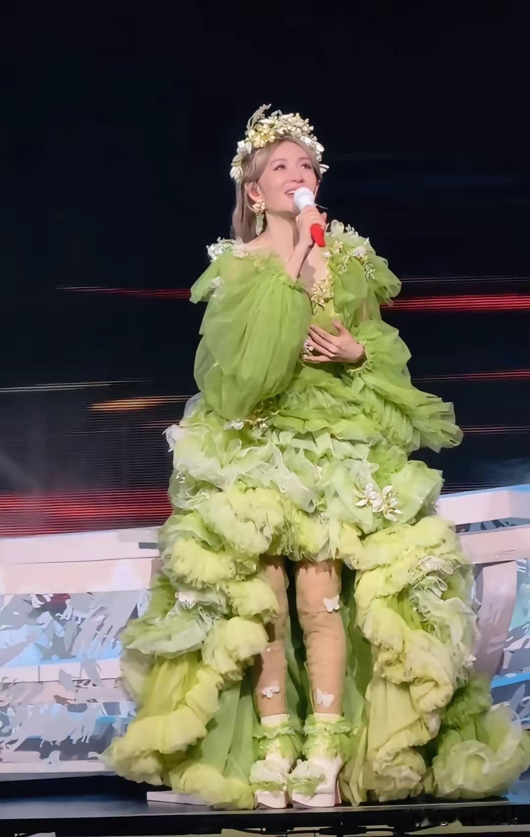 谢娜开演唱会不奇怪，有人花钱买票去看是真奇怪，听说还很火爆，半个娱乐圈的人都去捧
